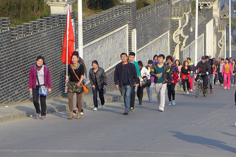 2015年3月8日寶業(yè)集團開展“香溪洞-吉河徒步踏青活動”慶祝三八節(jié)！